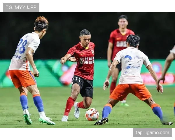 足球新星闪耀赛场，年轻才俊引球迷热议