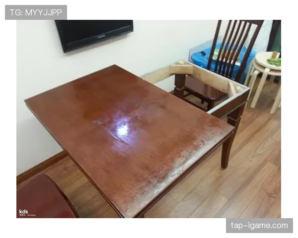 刚刷到汪周雨家照，餐桌那套看着像拍电影的道具，我算了下价格腿软